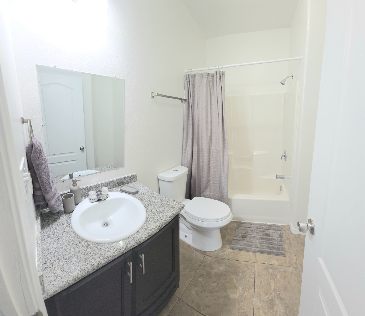 Fully Furnished 2BR 2BA All Utilities Paid Flexible Lease - Photo 4