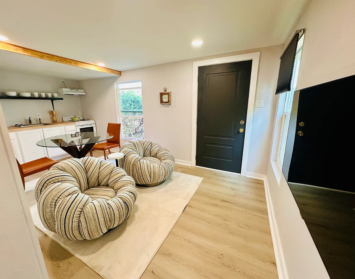 Modern Furnished 1BR Apartment with Backyard...