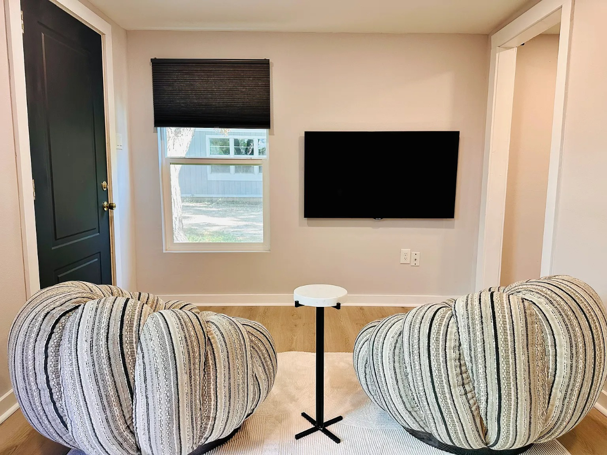 Modern Furnished 1BR Apartment with Backyard... - Photo 3