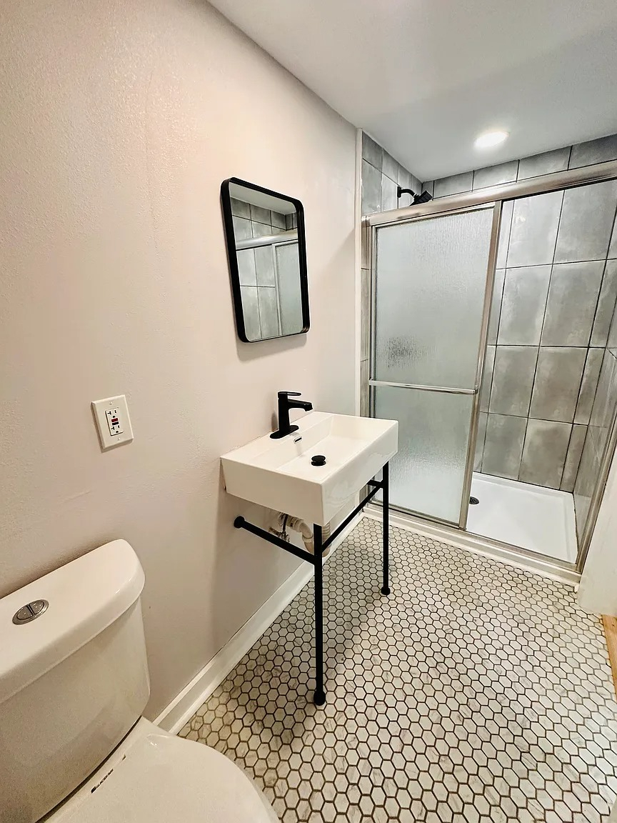 Modern Furnished 1BR Apartment with Backyard... - Photo 8