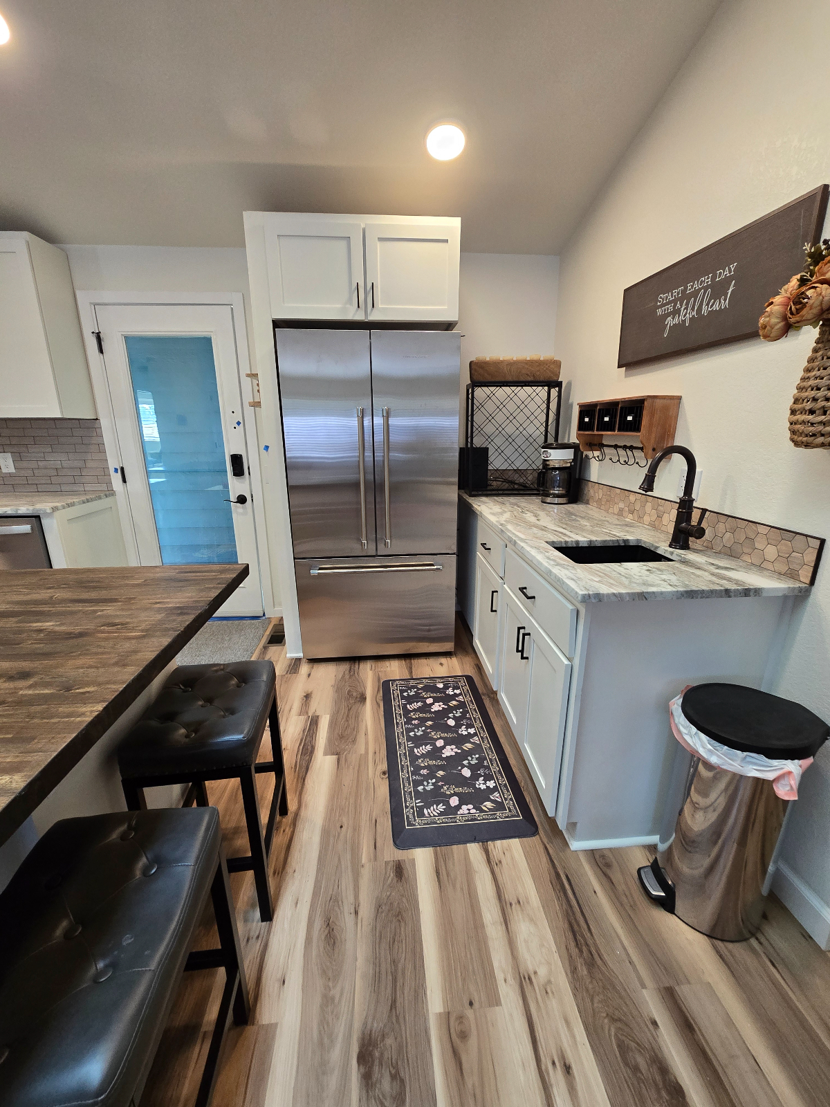 Larado Landing offers a stylishly remodeled and furnished, 3 bedroom, 2 bath home - Photo 2