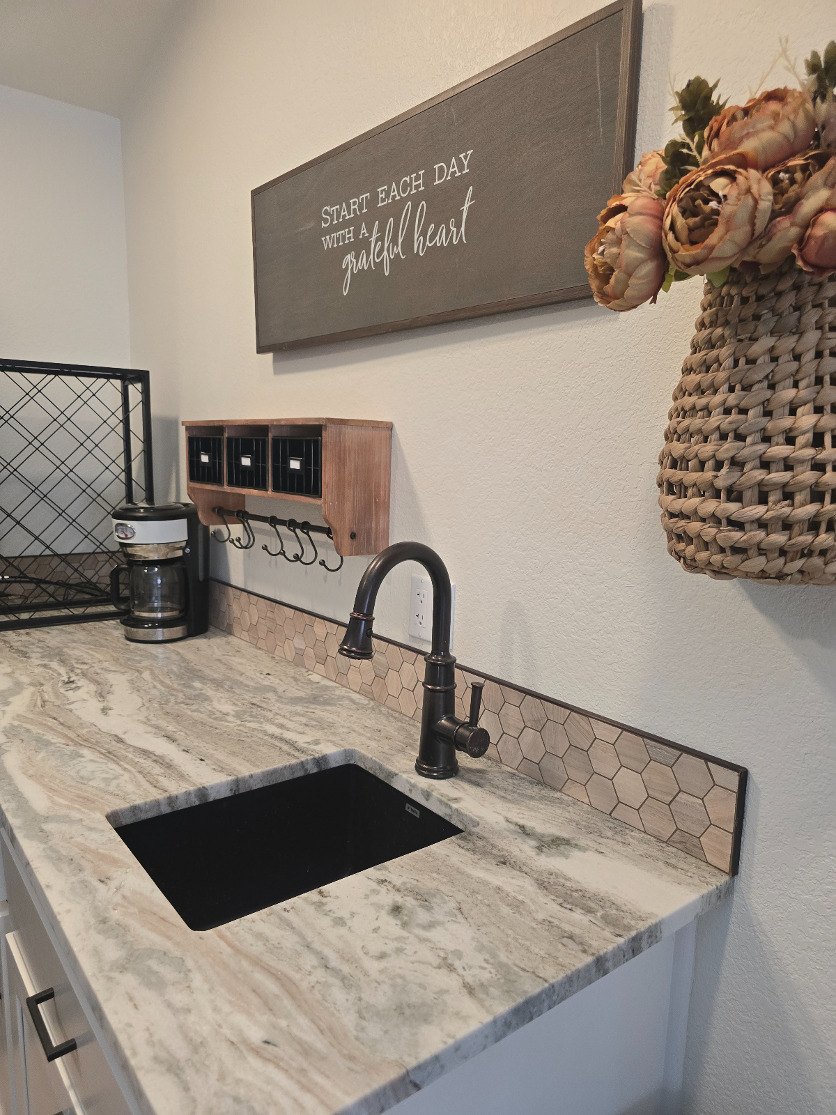 Larado Landing offers a stylishly remodeled and furnished, 3 bedroom, 2 bath home - Photo 4