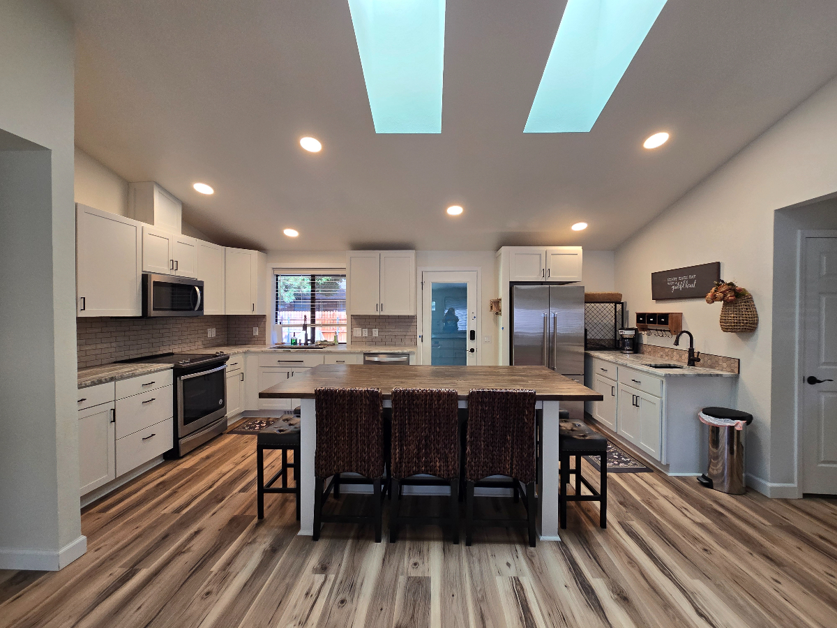 Larado Landing offers a stylishly remodeled and furnished, 3 bedroom, 2 bath home - Photo 1