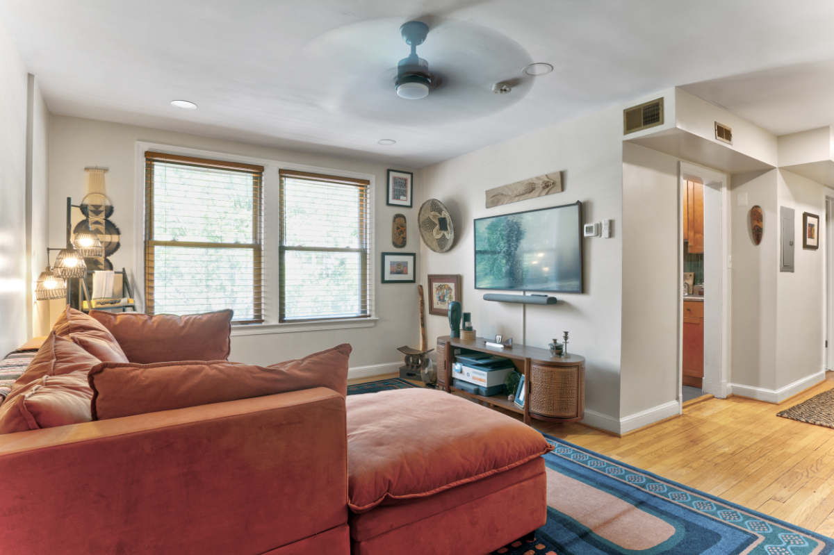 Vibrant 1 Bedroom Centrally Located - Photo 1