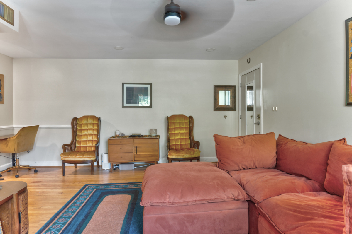 Vibrant 1 Bedroom Centrally Located - Photo 5