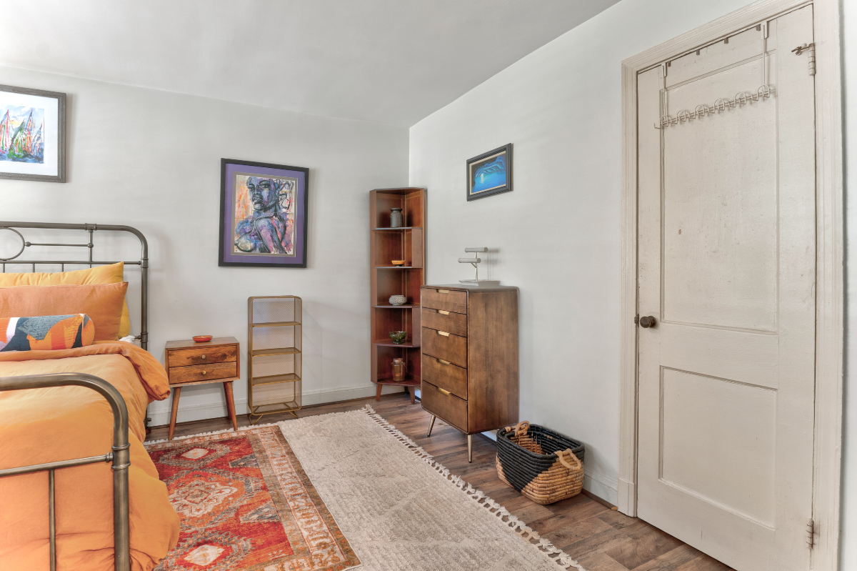 Vibrant 1 Bedroom Centrally Located - Photo 12