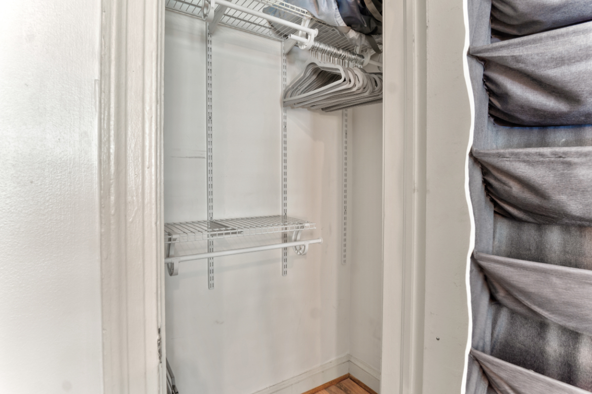 Vibrant 1 Bedroom Centrally Located - Photo 11