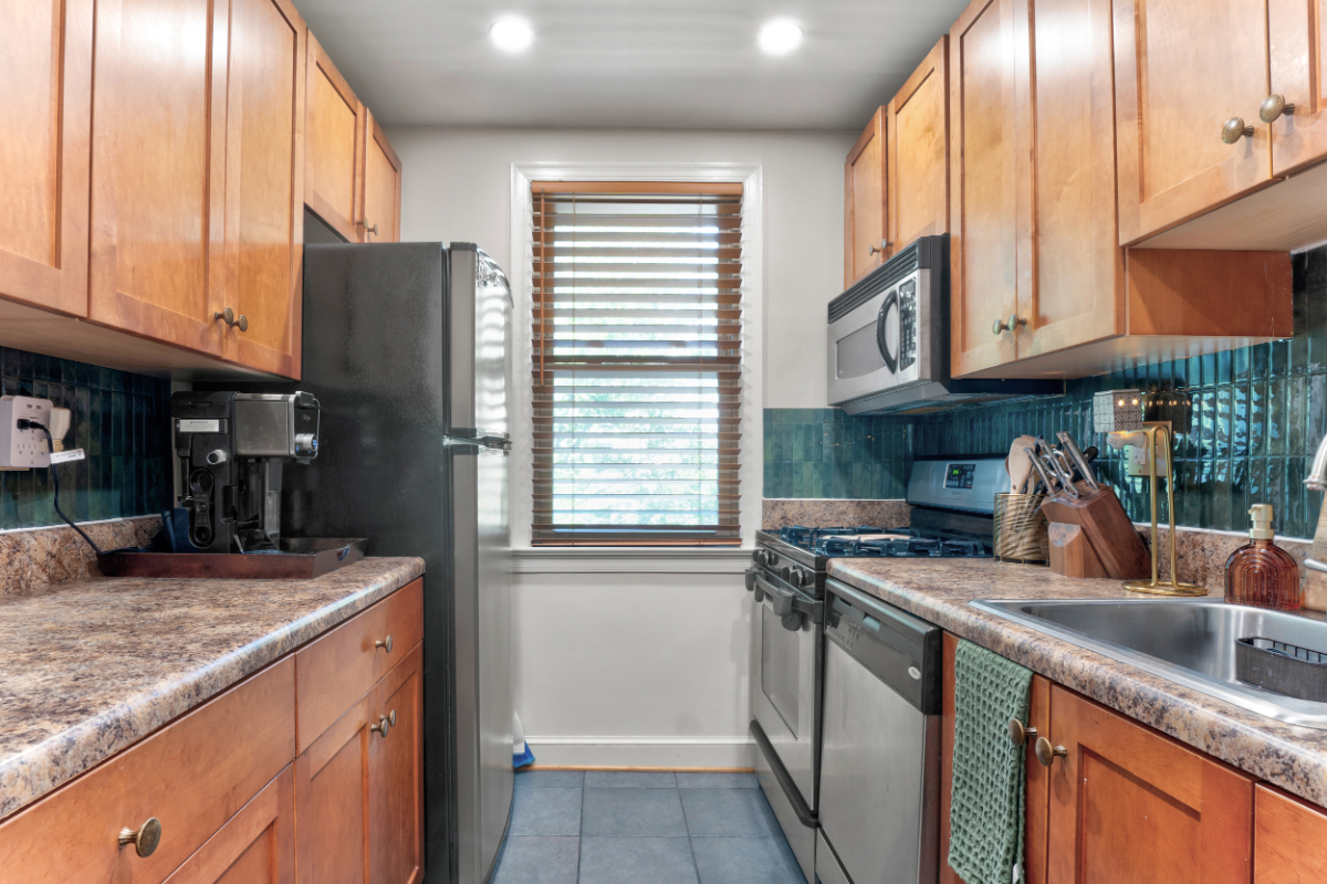 Vibrant 1 Bedroom Centrally Located - Photo 8