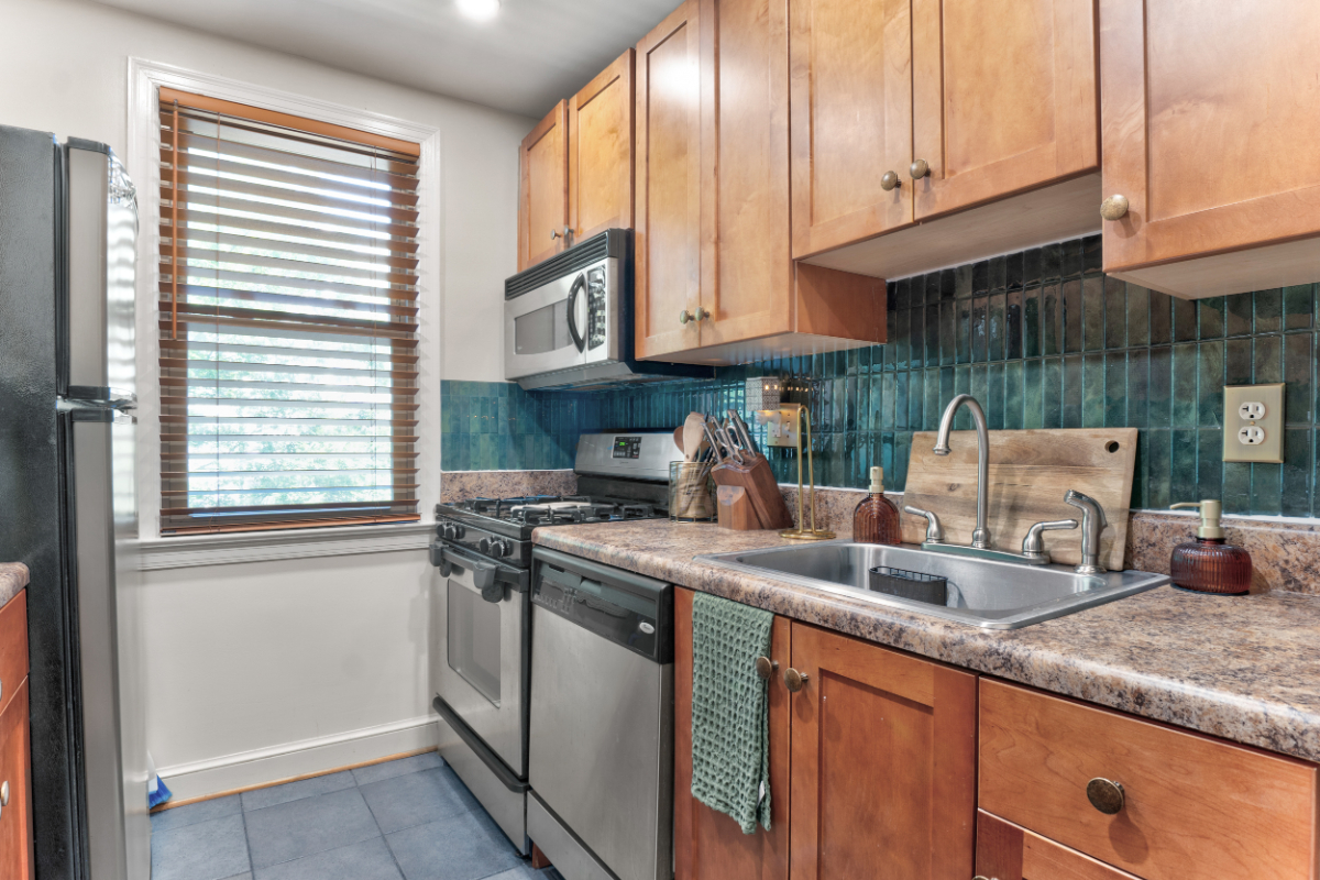 Vibrant 1 Bedroom Centrally Located - Photo 7