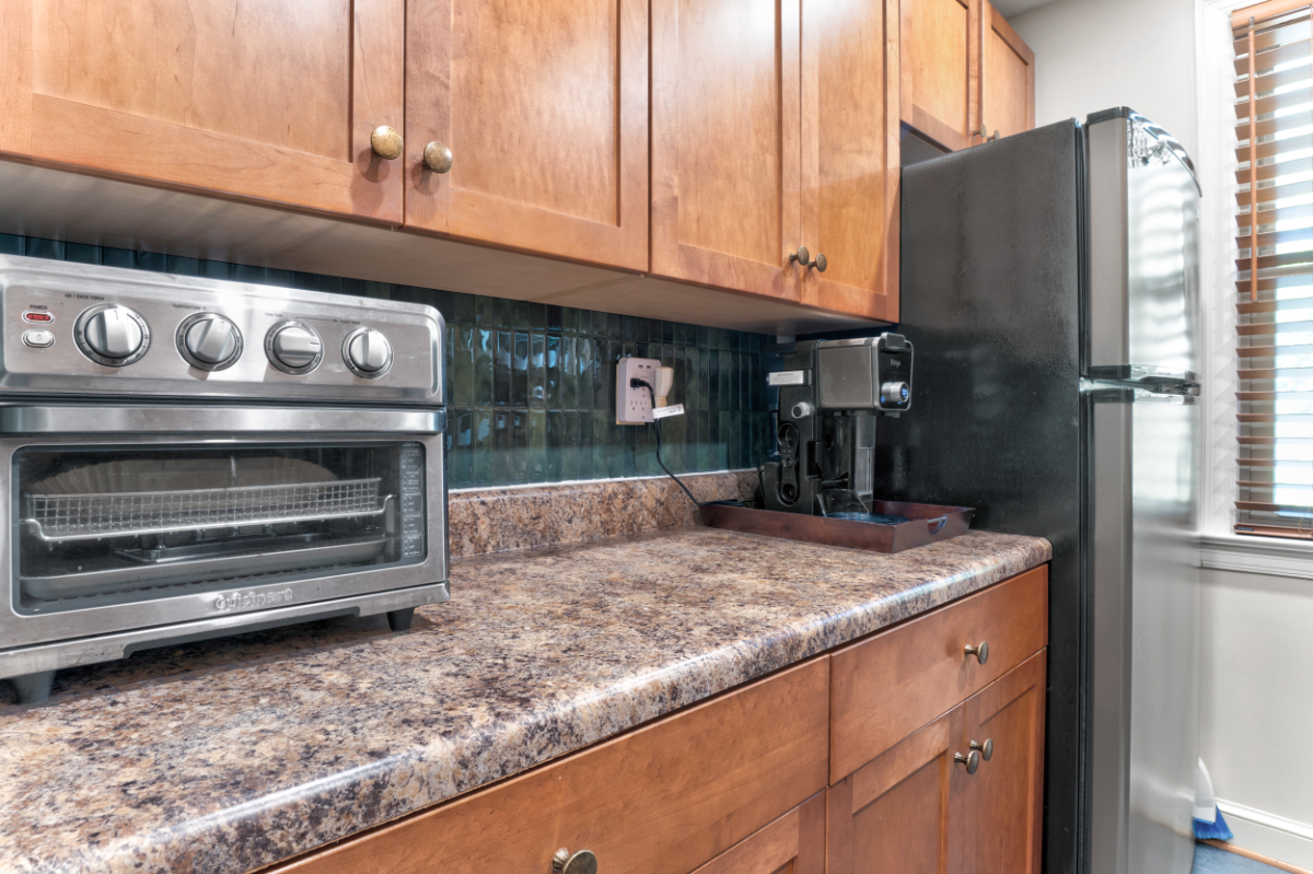 Vibrant 1 Bedroom Centrally Located - Photo 9