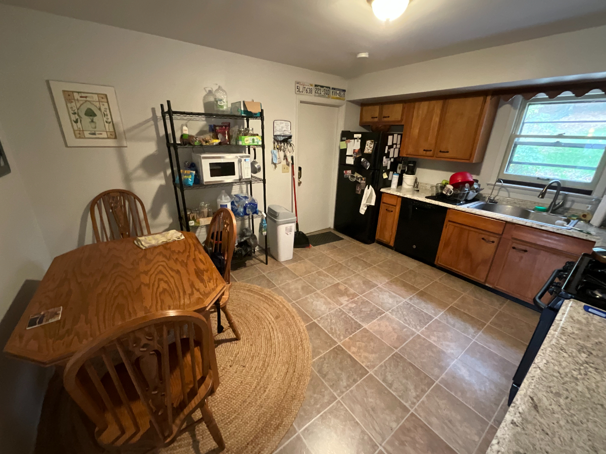 Private Room in Spacious Home - Walking Distance to Ruby, Children's, and WVU HSC - Photo 5