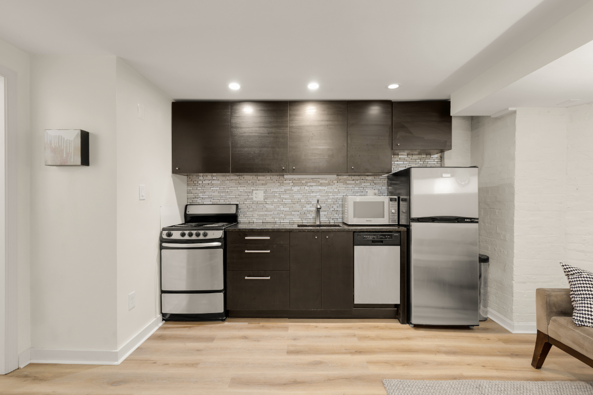 1 BR English Basement apartment, steps from Georgetown Hospital - Photo 3
