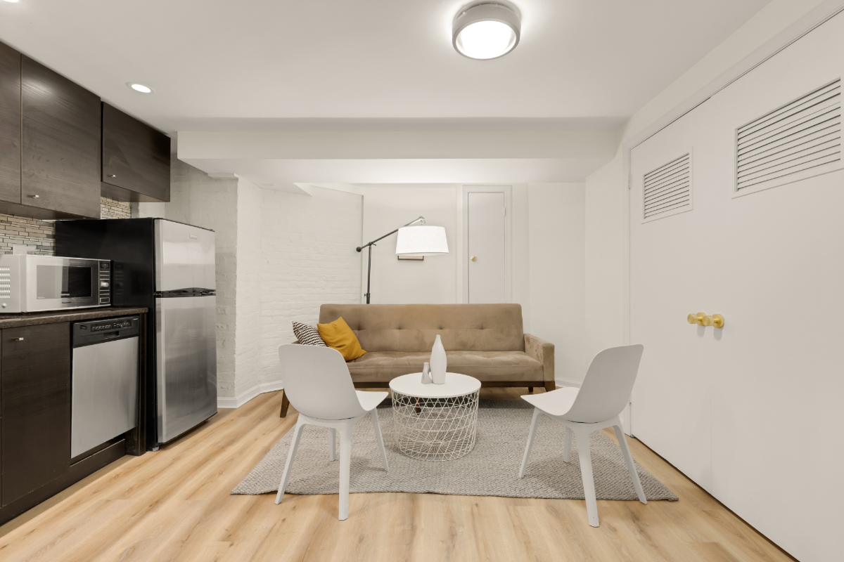 1 BR English Basement apartment, steps from Georgetown Hospital - Photo 4