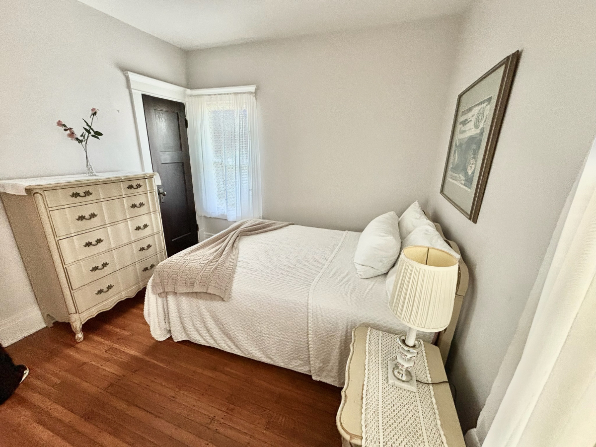 Beautiful  2bed-1bath-office & garage in historic neighborhood - Photo 7