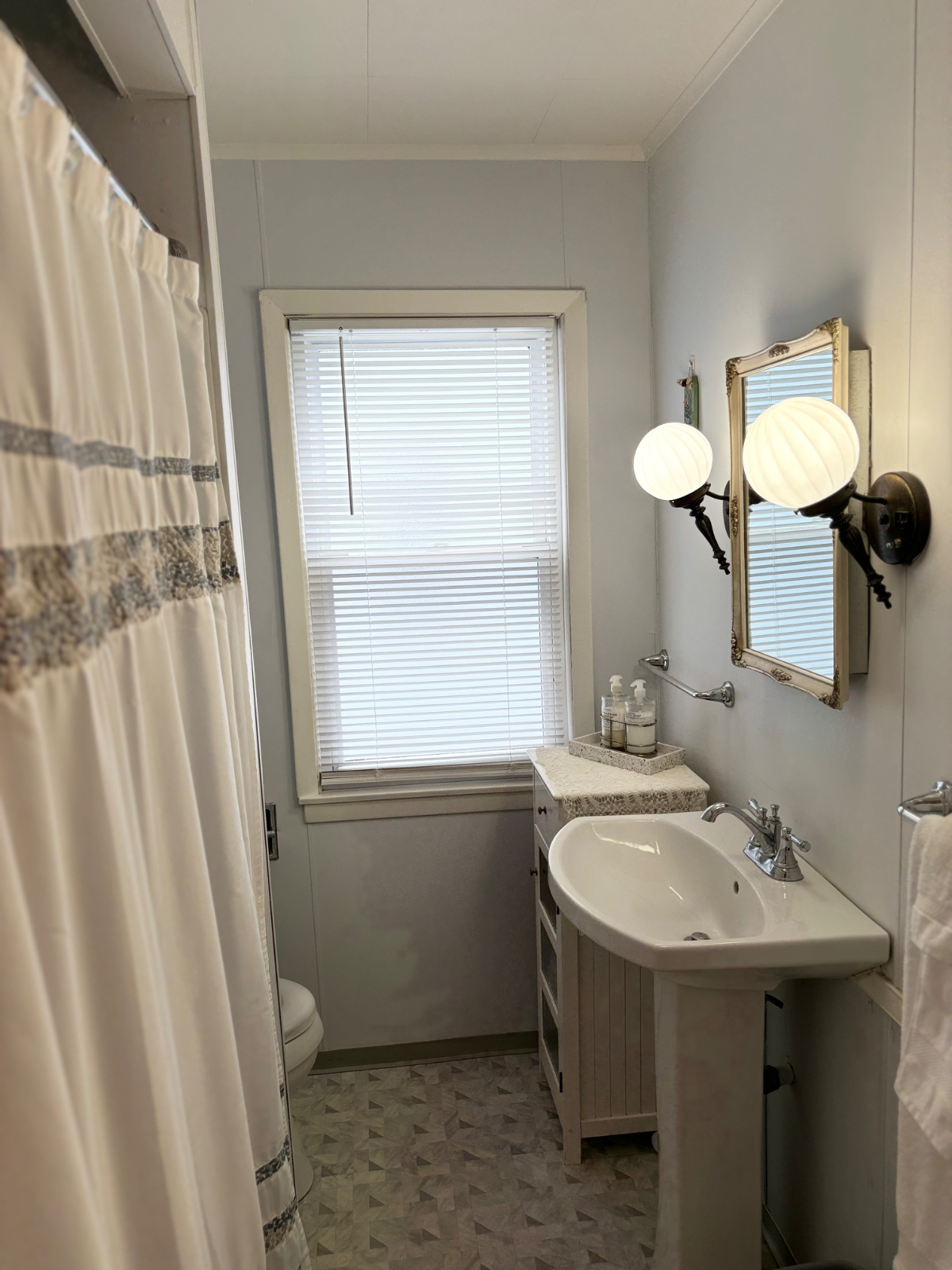 Beautiful  2bed-1bath-office & garage in historic neighborhood - Photo 10