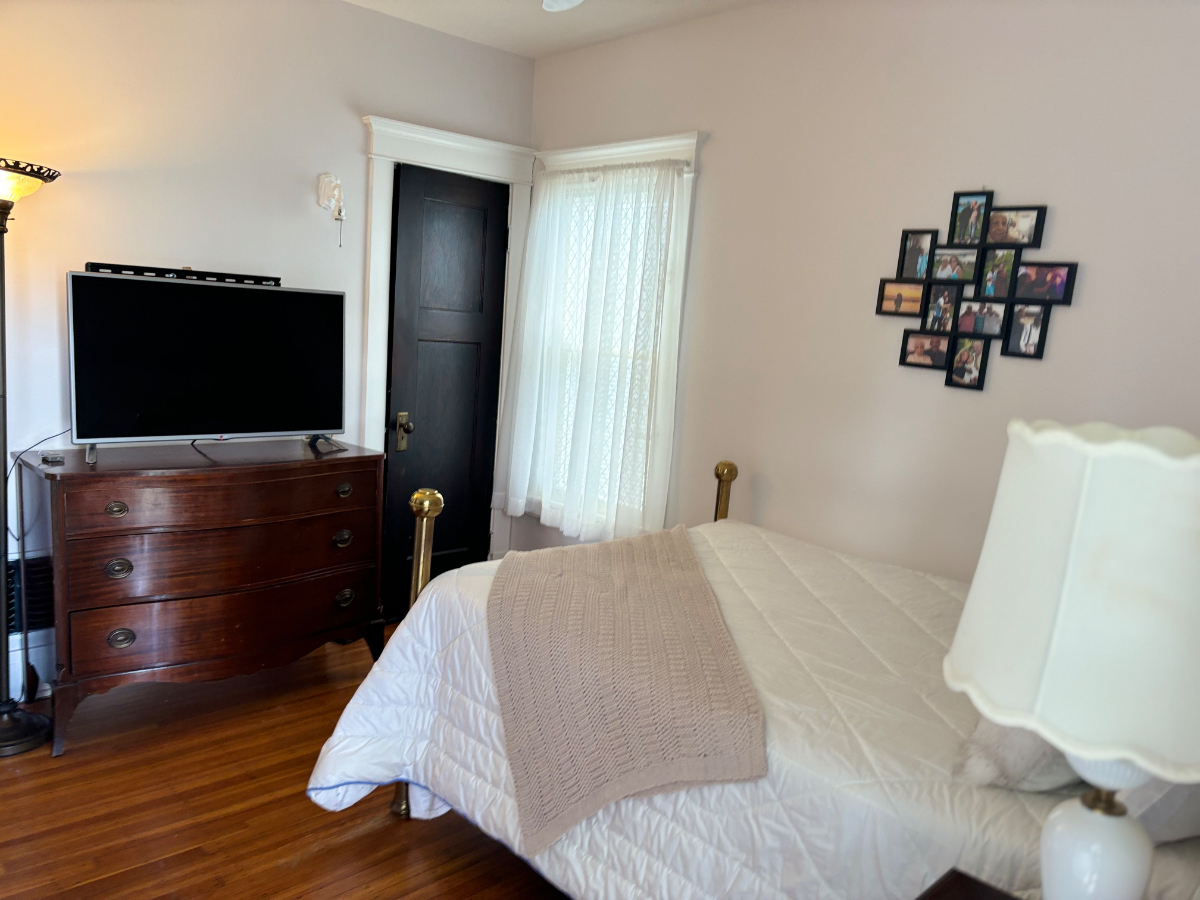 Beautiful  2bed-1bath-office & garage in historic neighborhood - Photo 6