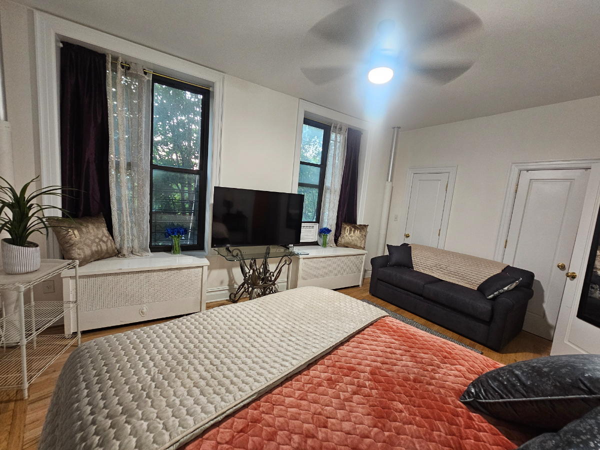 Large 1-Bedroom Apt conveniently located in Manhattan - Photo 9