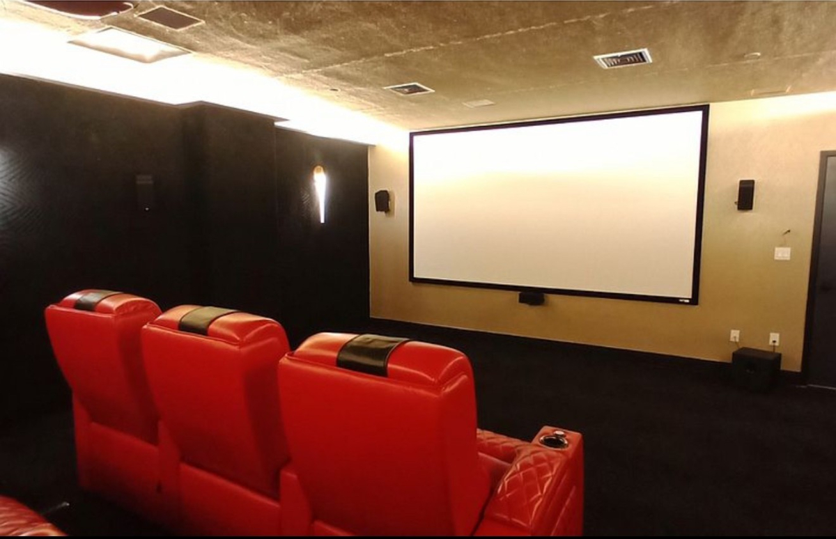 Top-Floor 1BR Apartment with Balcony, Smart TVs, Gym, Theater & Utilities Included - Photo 7