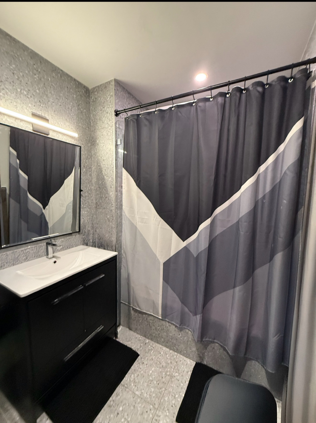 Top-Floor 1BR Apartment with Balcony, Smart TVs, Gym, Theater & Utilities Included - Photo 4