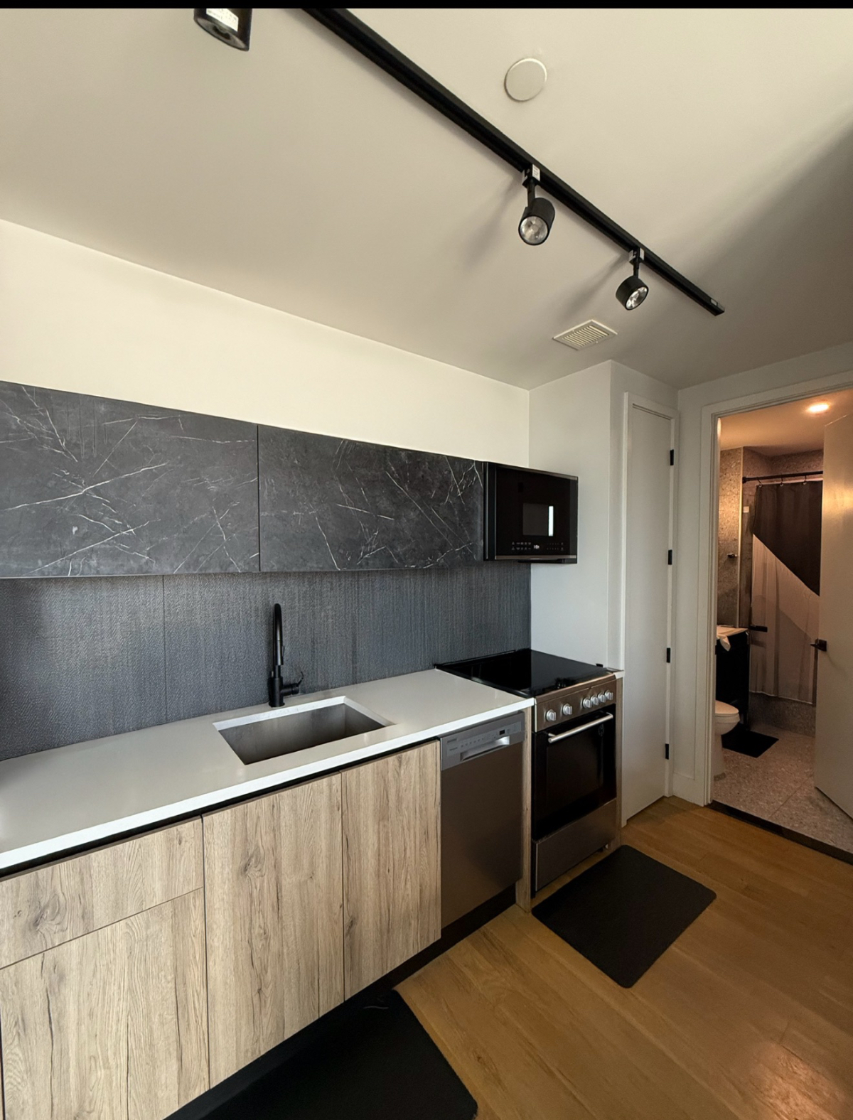 Top-Floor 1BR Apartment with Balcony, Smart TVs, Gym, Theater & Utilities Included - Photo 3