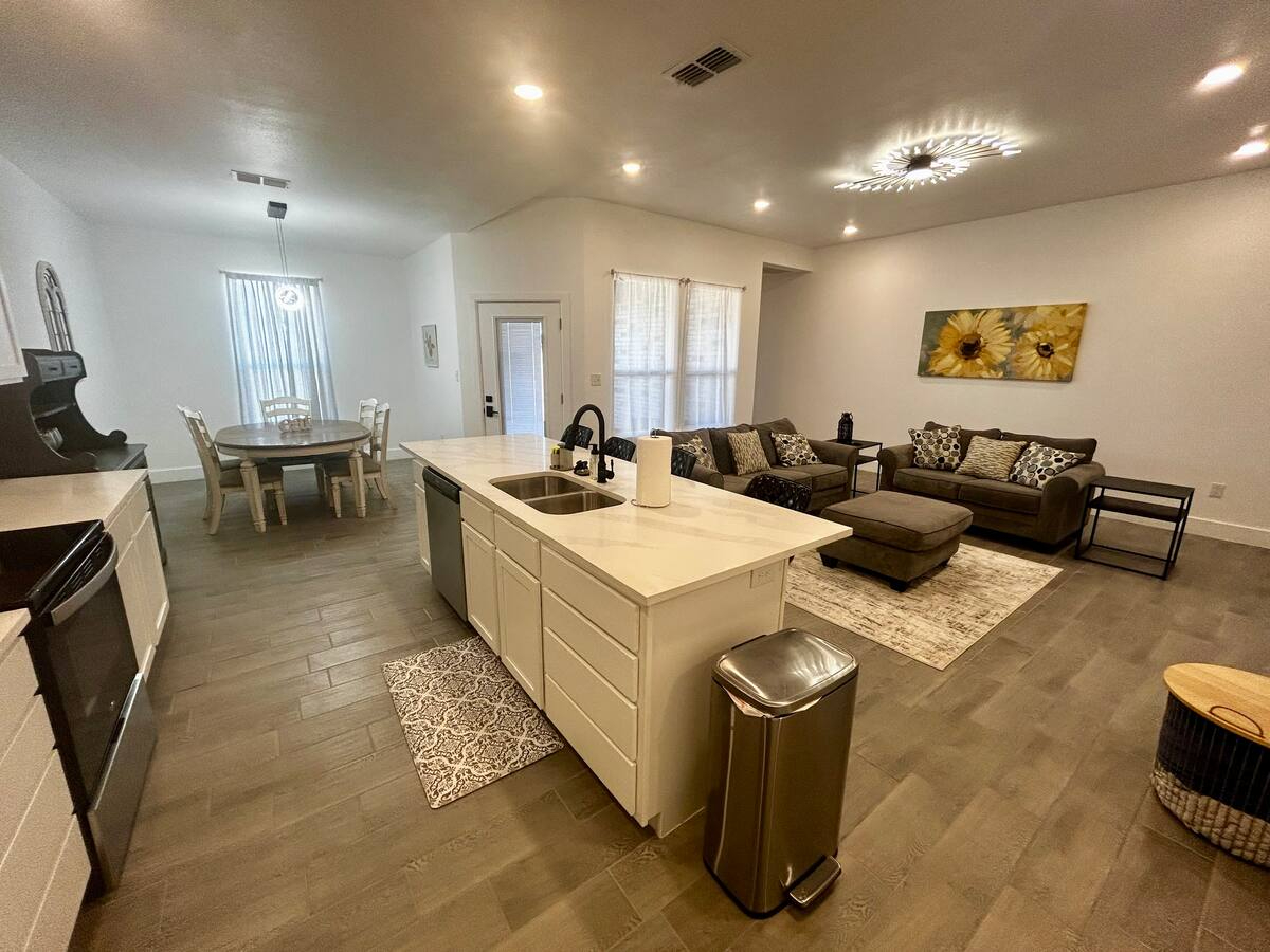 Bright & Spacious New Build Home with Modern Amenities and Comforts - Photo 3