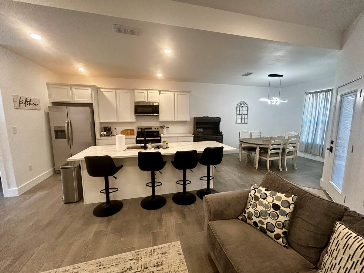 Bright & Spacious New Build Home with Modern Amenities and Comforts - Photo 4
