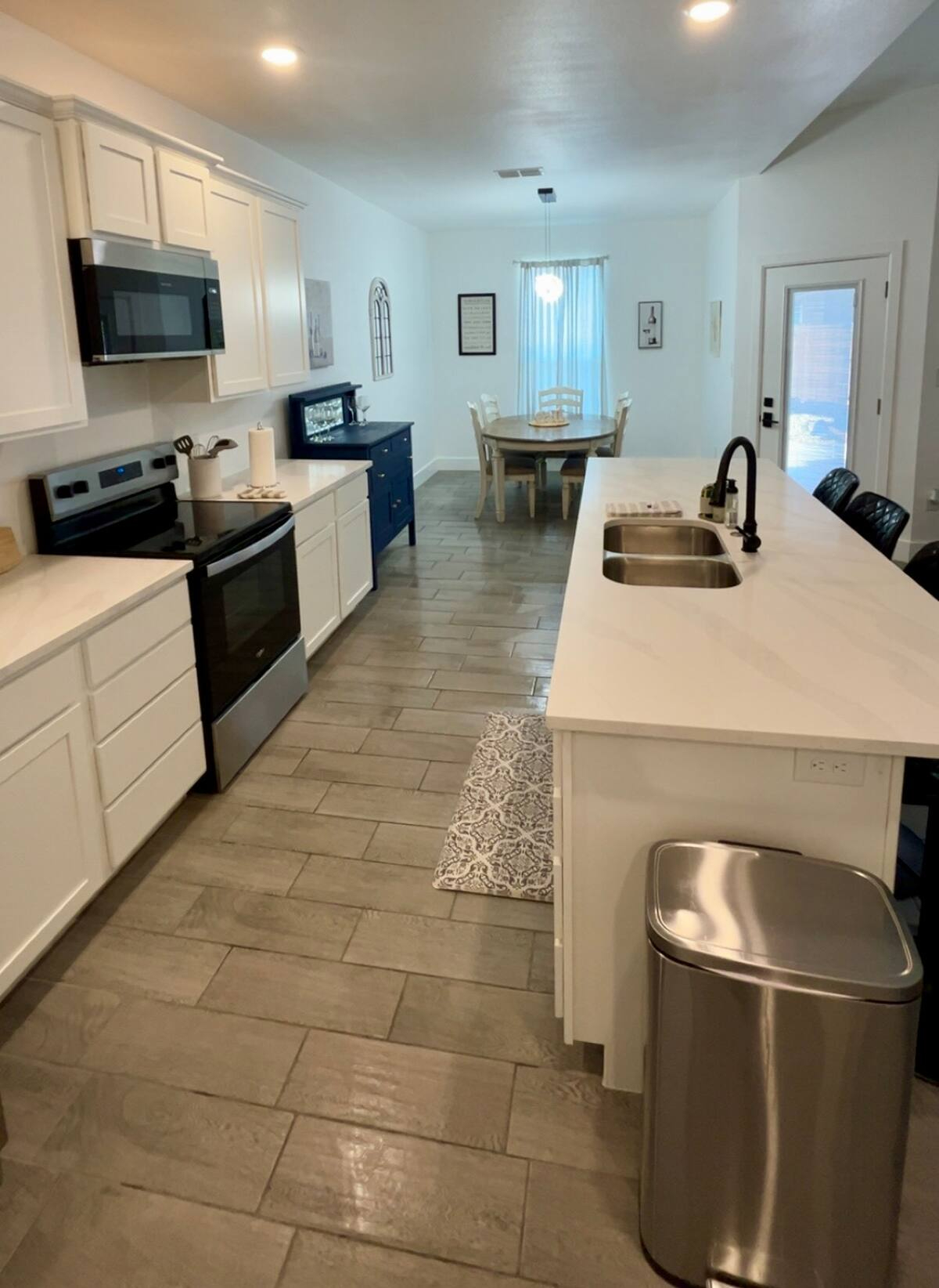 Bright & Spacious New Build Home with Modern Amenities and Comforts - Photo 9