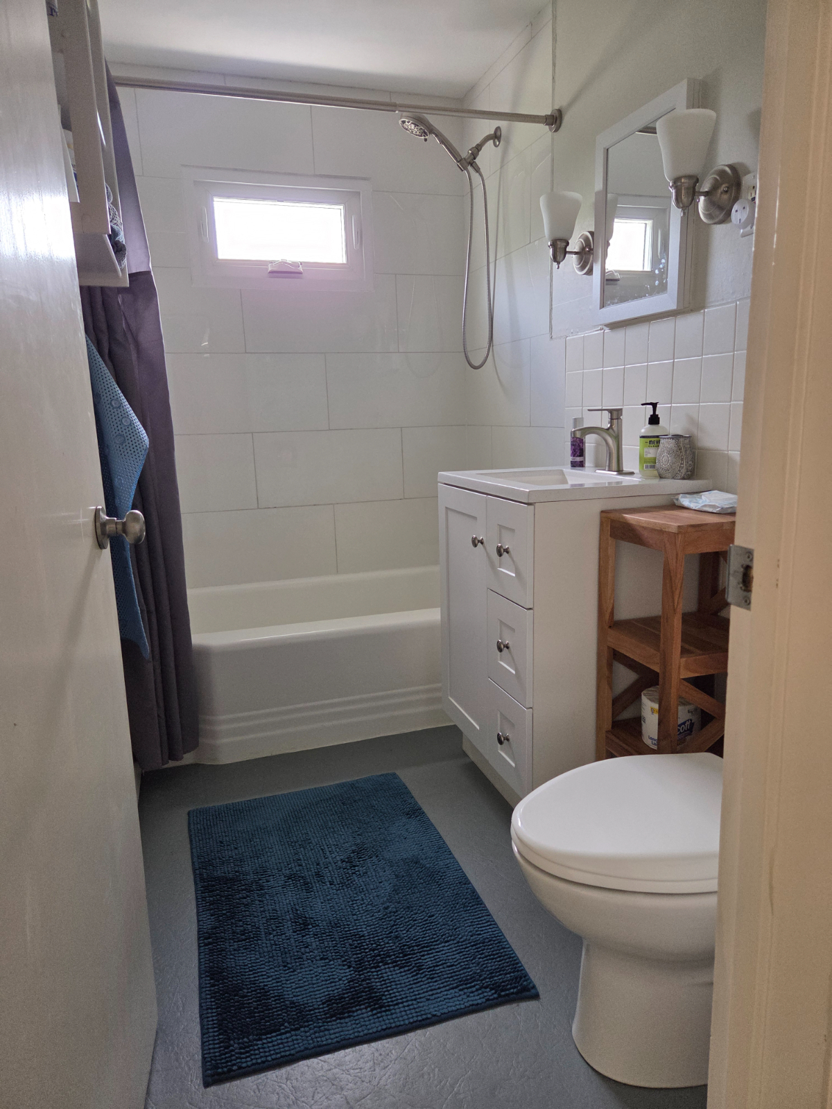 Spacious and  bright 2 BR/1BA upstairs apartment in duplex - Photo 6