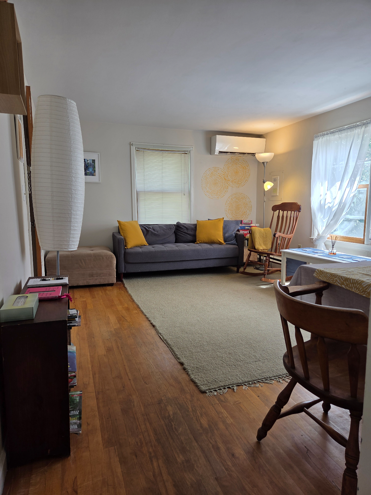 Spacious and  bright 2 BR/1BA upstairs apartment in duplex - Photo 10