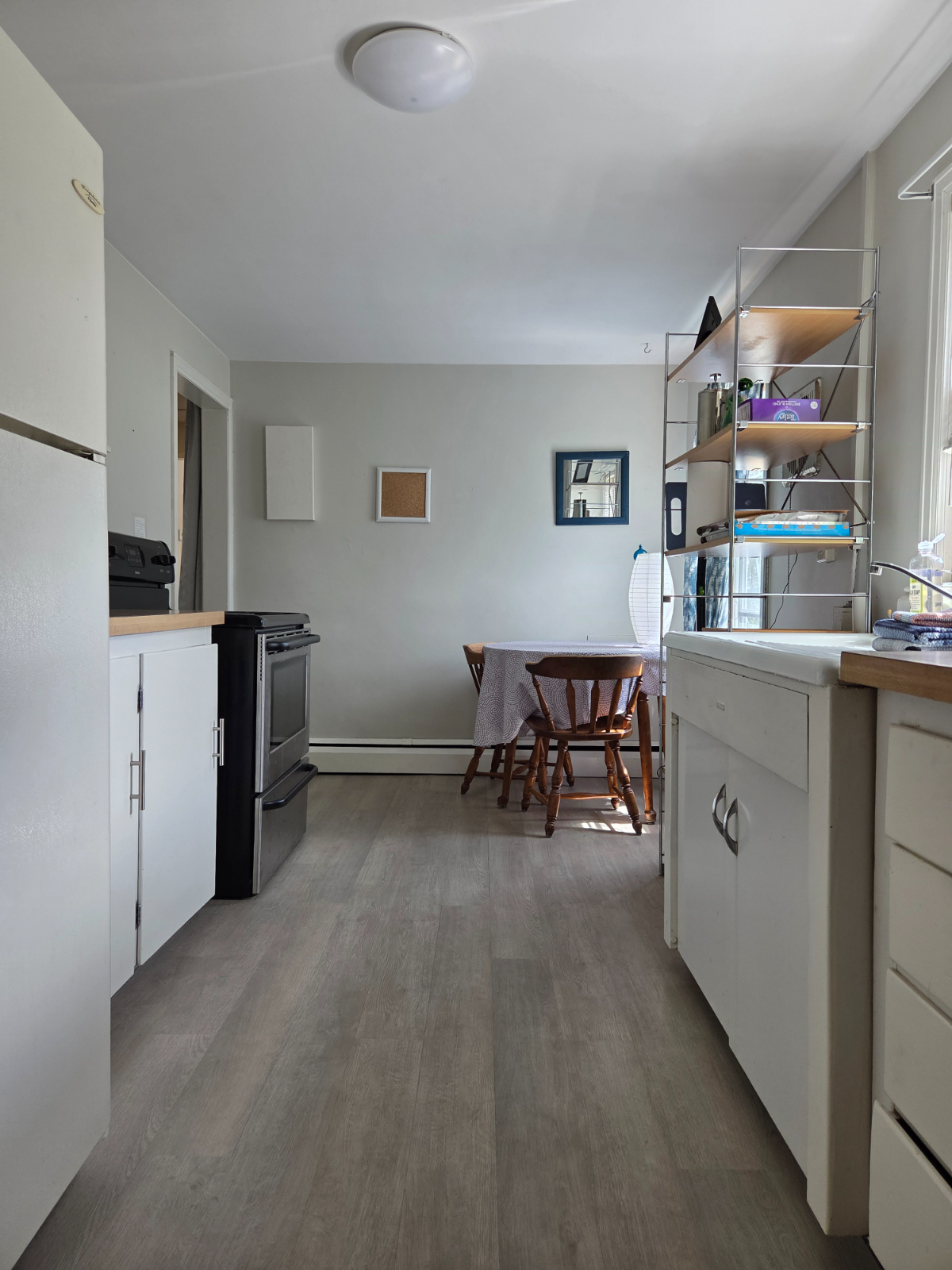 Spacious and bright 2 BR/1BA upstairs apartment in duplex - Photo 1