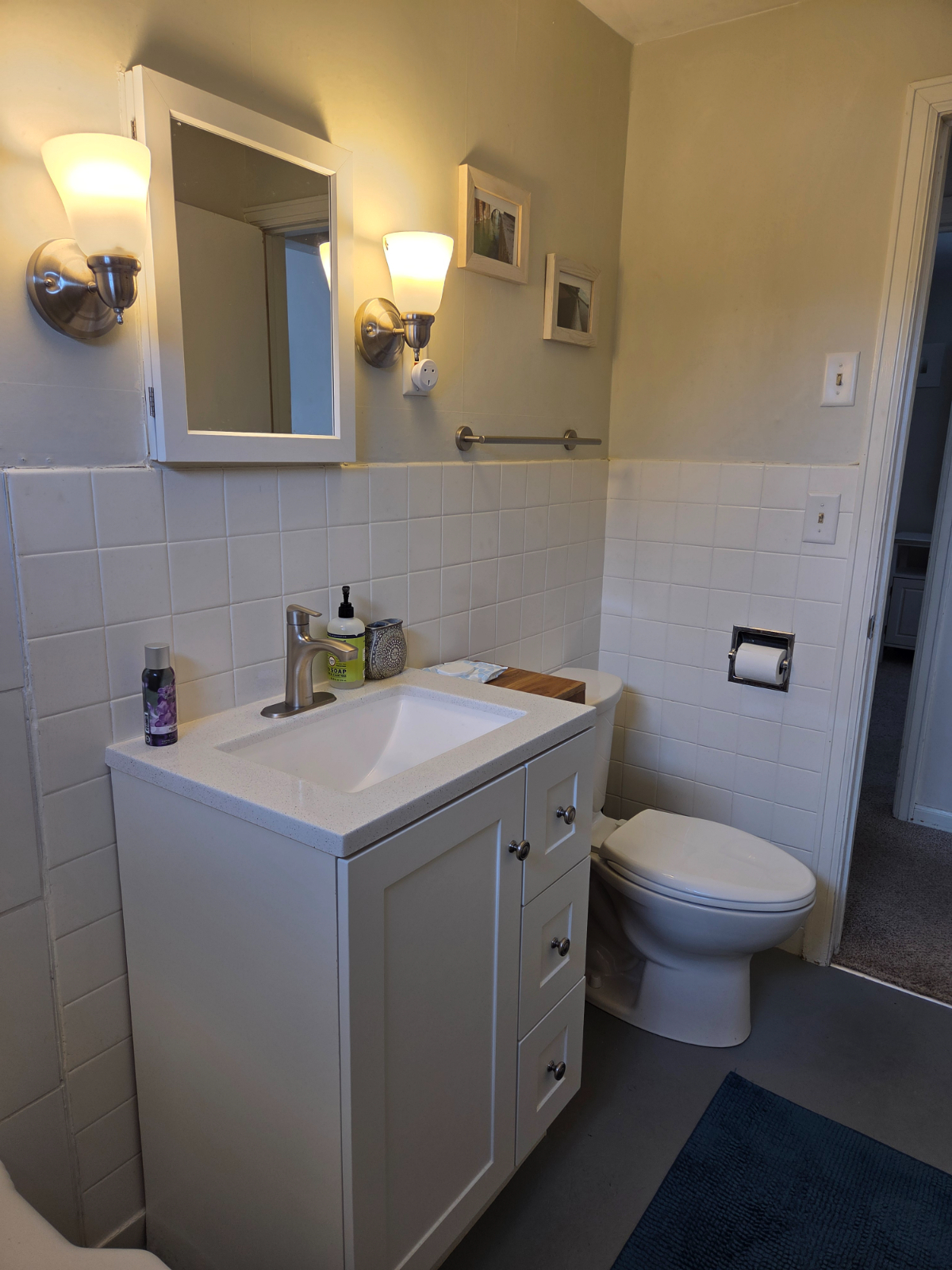 Spacious and  bright 2 BR/1BA upstairs apartment in duplex - Photo 8