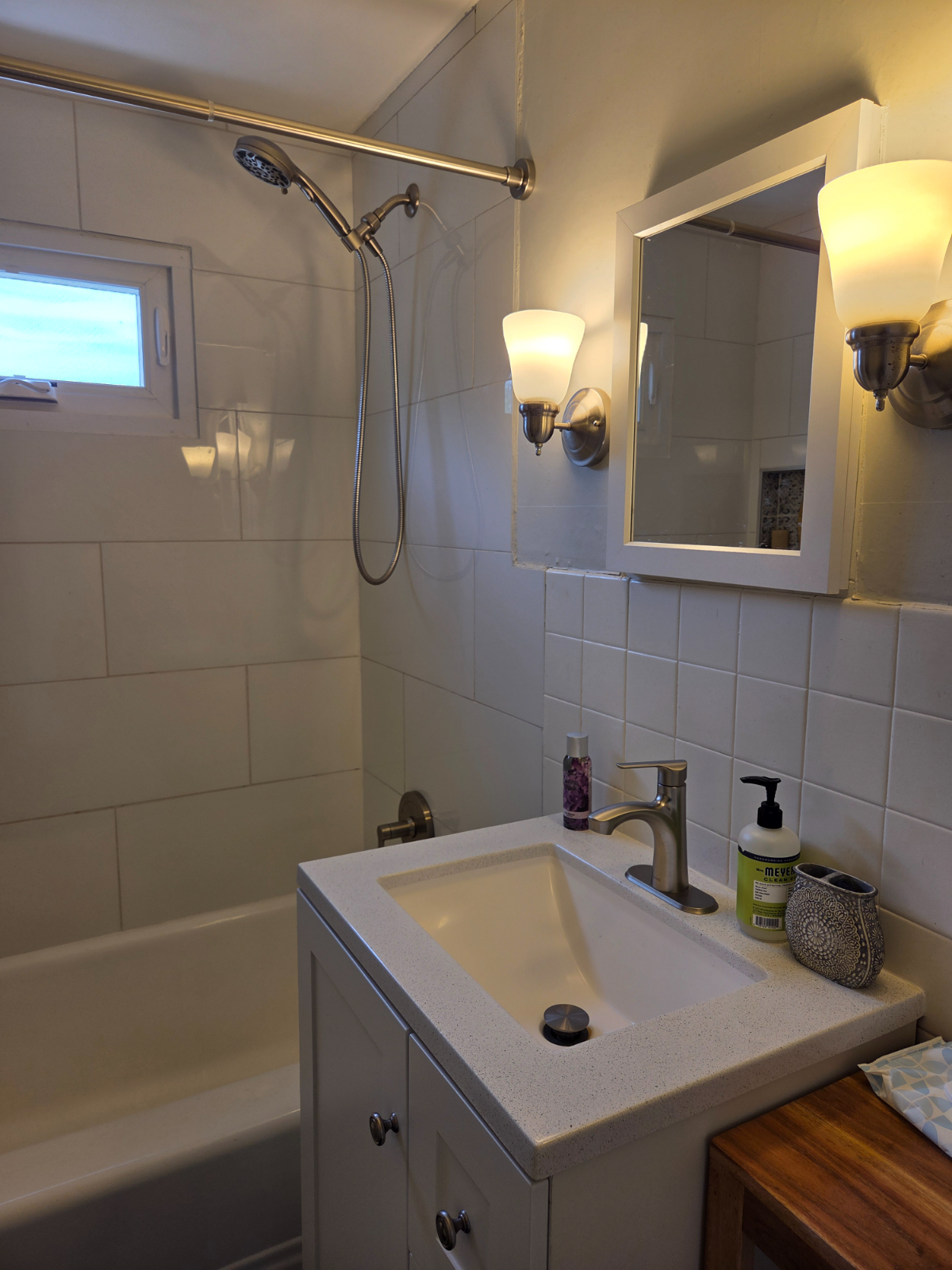 Spacious and  bright 2 BR/1BA upstairs apartment in duplex - Photo 9