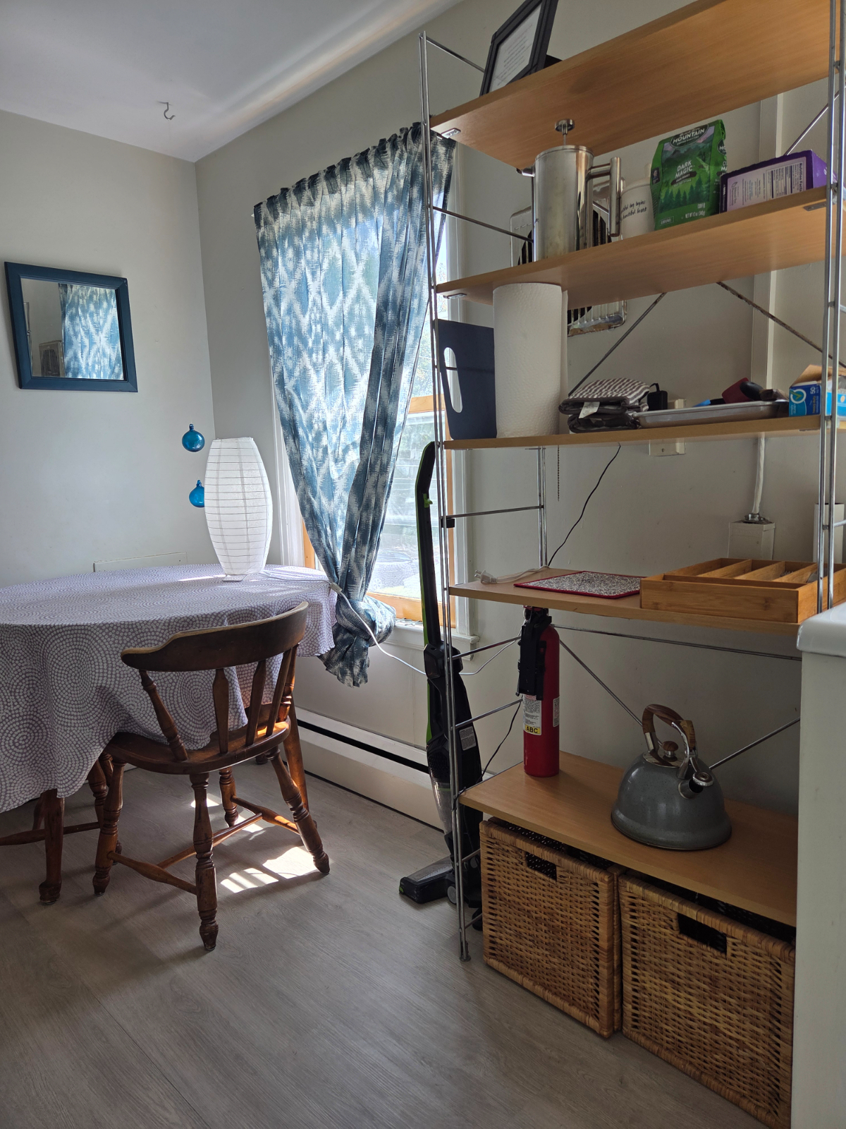 Spacious and bright 2 BR/1BA upstairs apartment in duplex - Photo 5