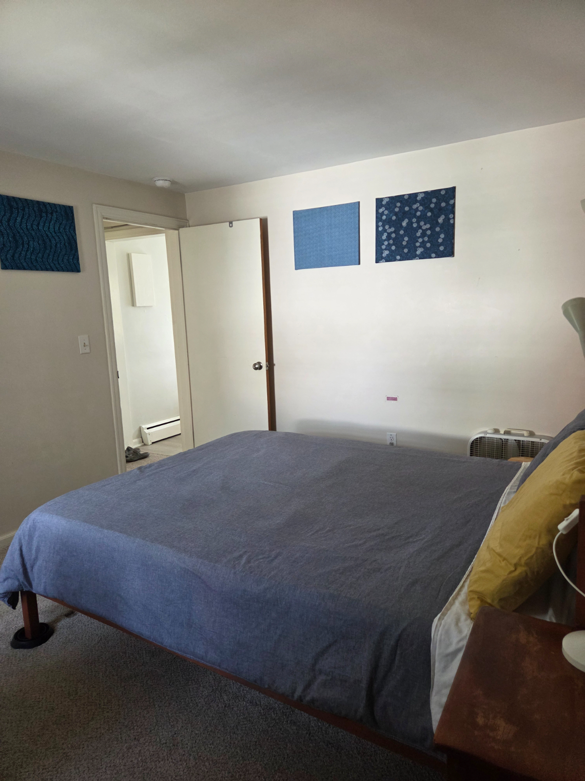 Spacious and  bright 2 BR/1BA upstairs apartment in duplex - Photo 11
