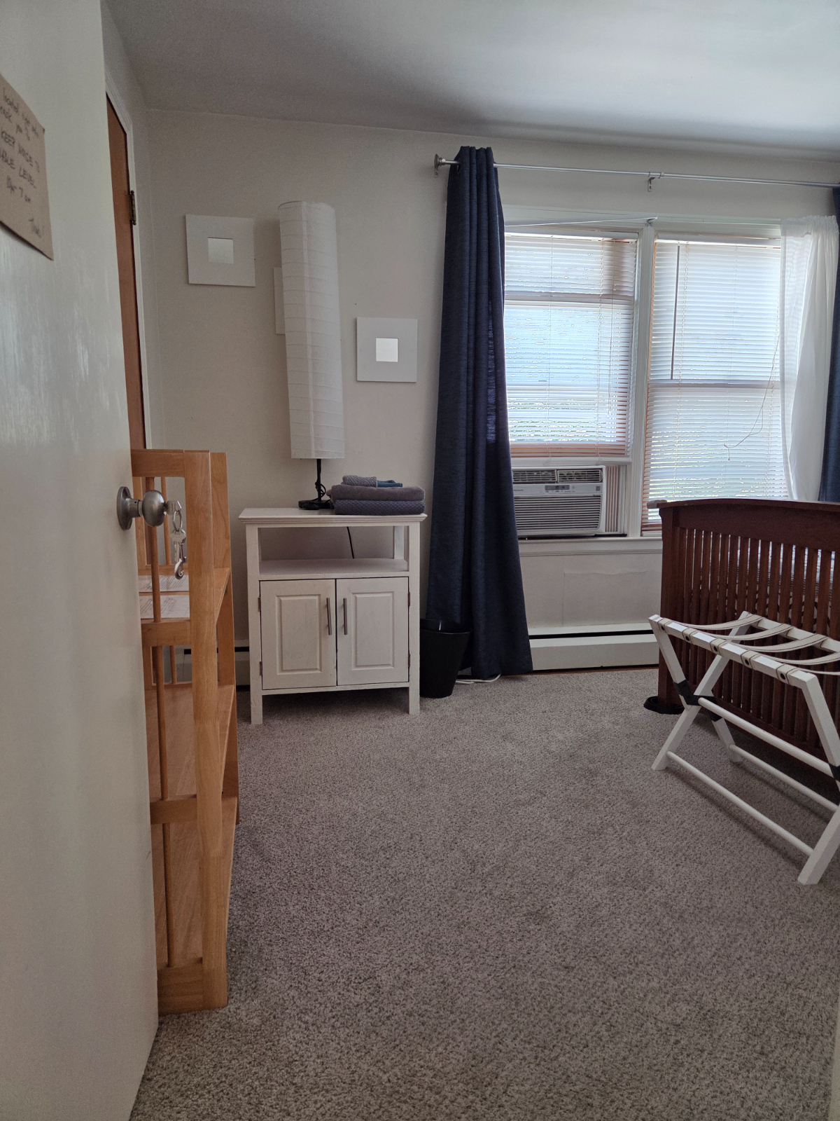Spacious and  bright 2 BR/1BA upstairs apartment in duplex - Photo 12