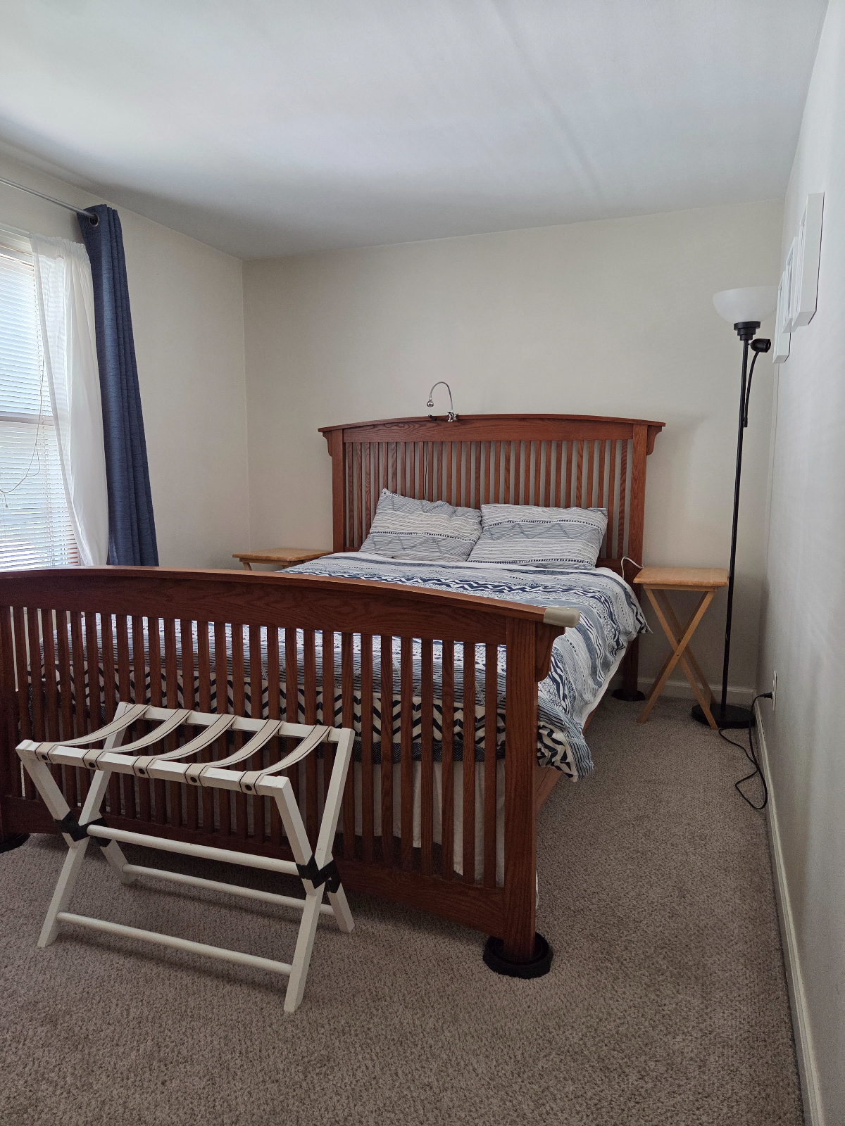 Spacious and bright 2 BR/1BA upstairs apartment in duplex - Photo 2