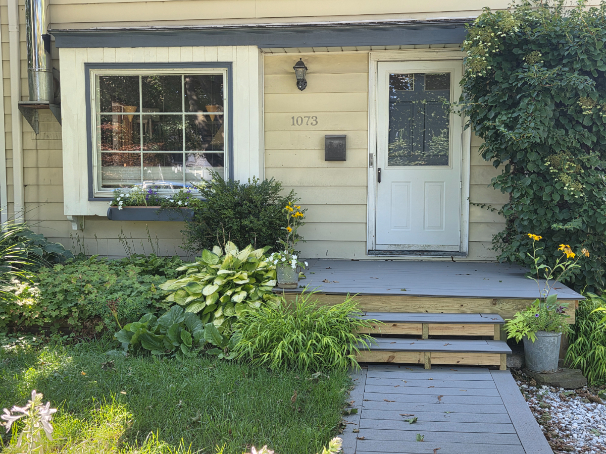 Spacious and bright 2 BR/1BA upstairs apartment in duplex - Photo 3