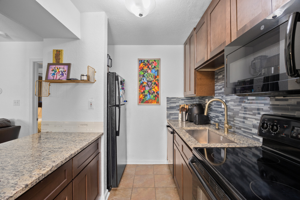 Cozy SoDo Condo with Plants (7 month minimum) - Photo 3