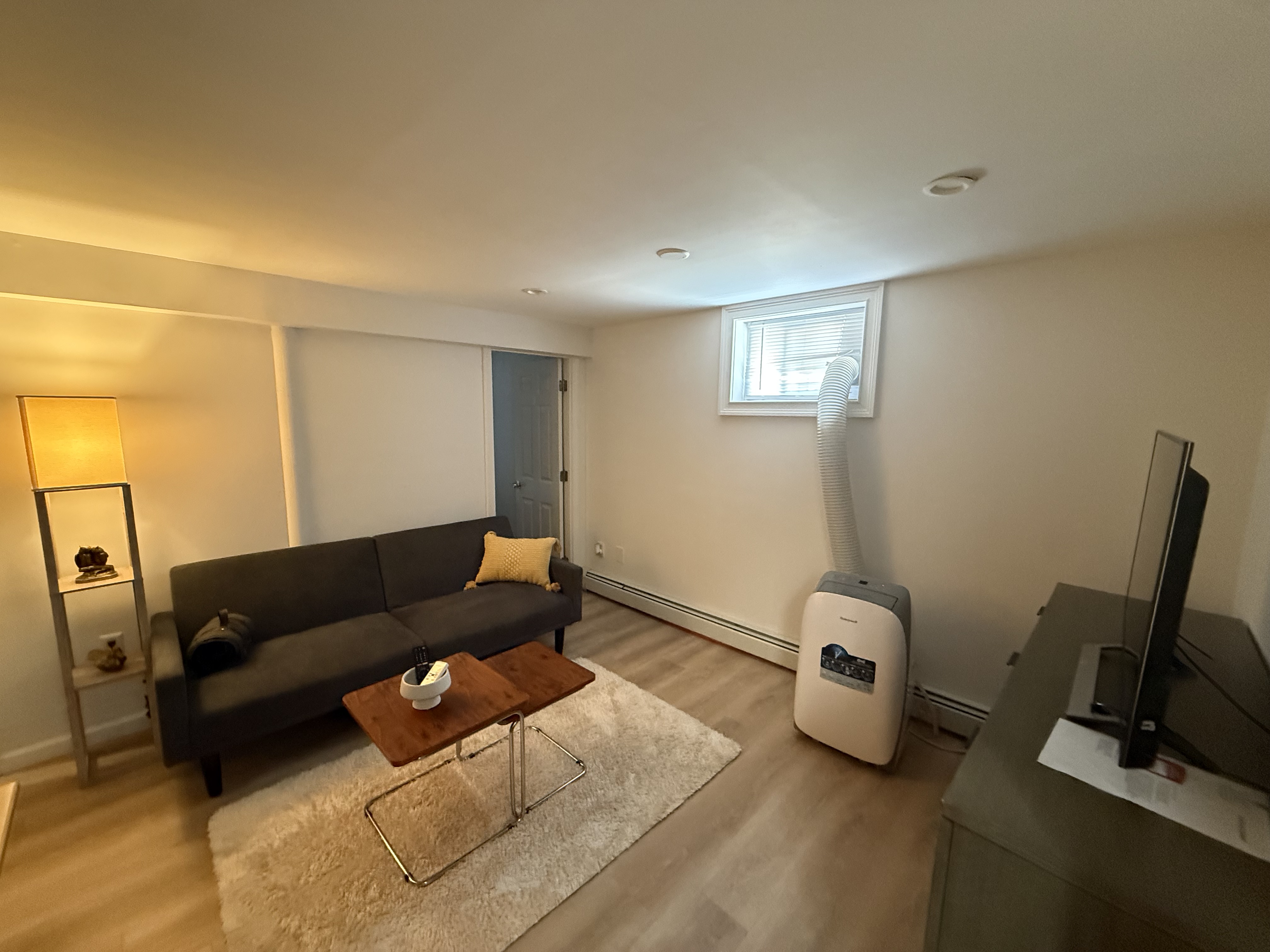 Basement apartment for rent - Photo 1