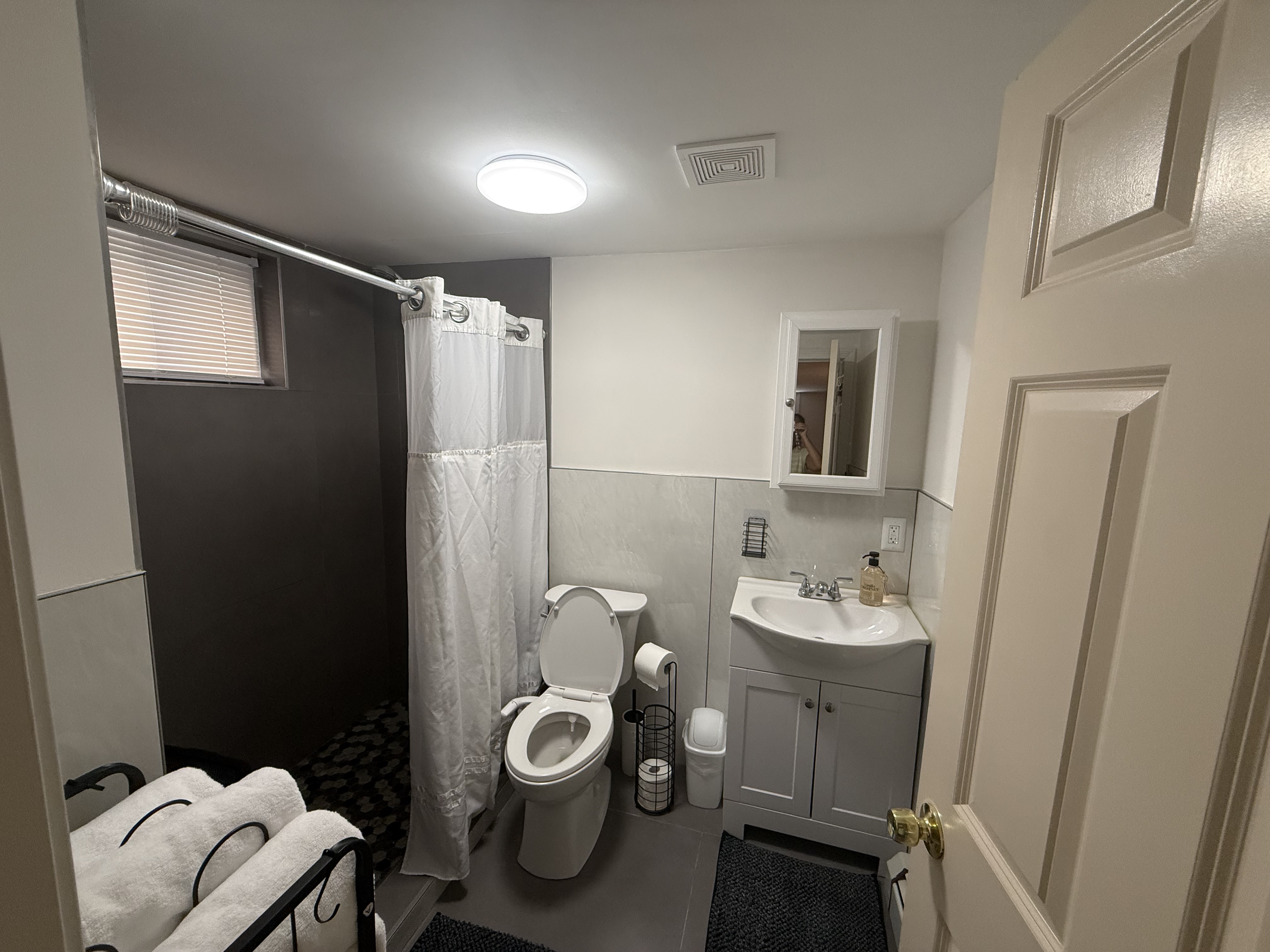Basement apartment for rent - Photo 5