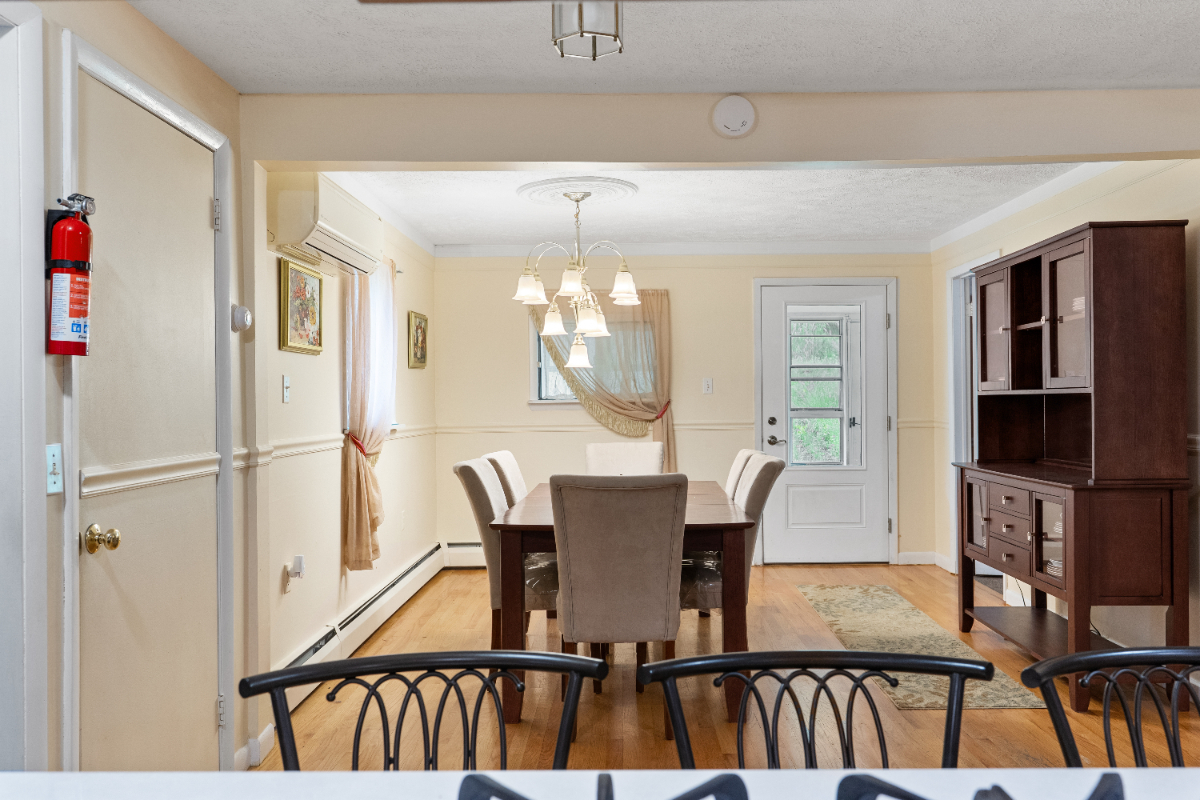 Beautiful Country House Only Minutes Away - Photo 3