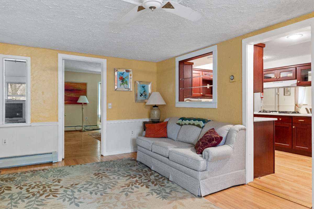 Beautiful Country House Only Minutes Away - Photo 4