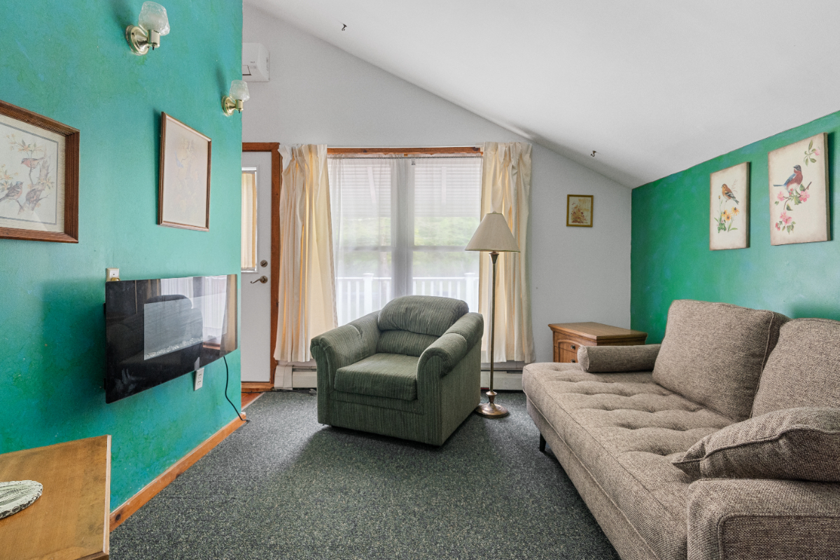Beautiful Country House Only Minutes Away - Photo 7