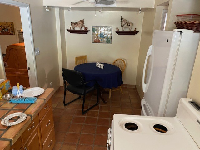 Historic Mid-town 2 bedroom  house 1800/mo all utilities included - Photo 8