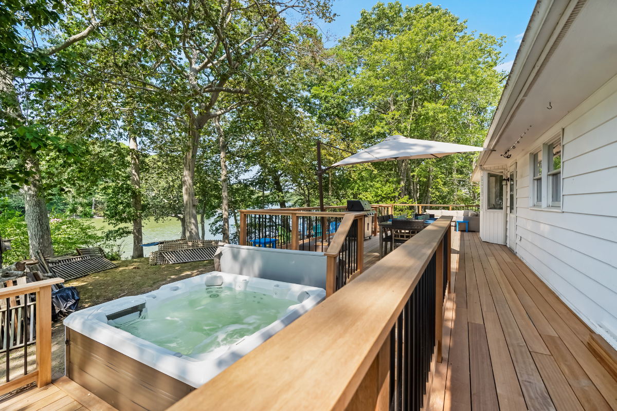 Waterfront Hot Tub Retreat w Kayaks | Kayak Point - Photo 1