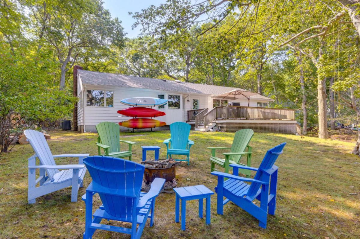 Waterfront Hot Tub Retreat w Kayaks | Kayak Point - Photo 10