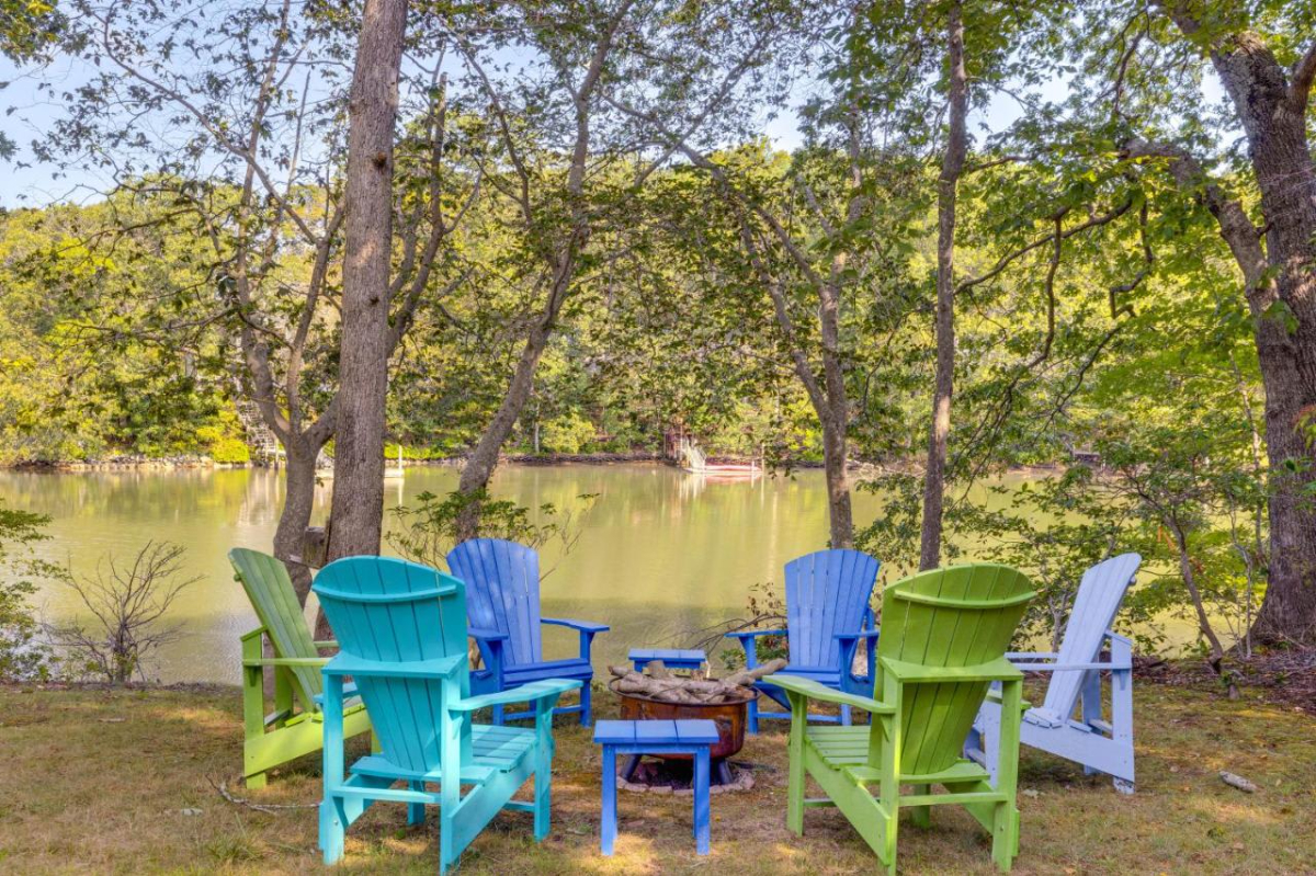Waterfront Hot Tub Retreat w Kayaks | Kayak Point - Photo 9