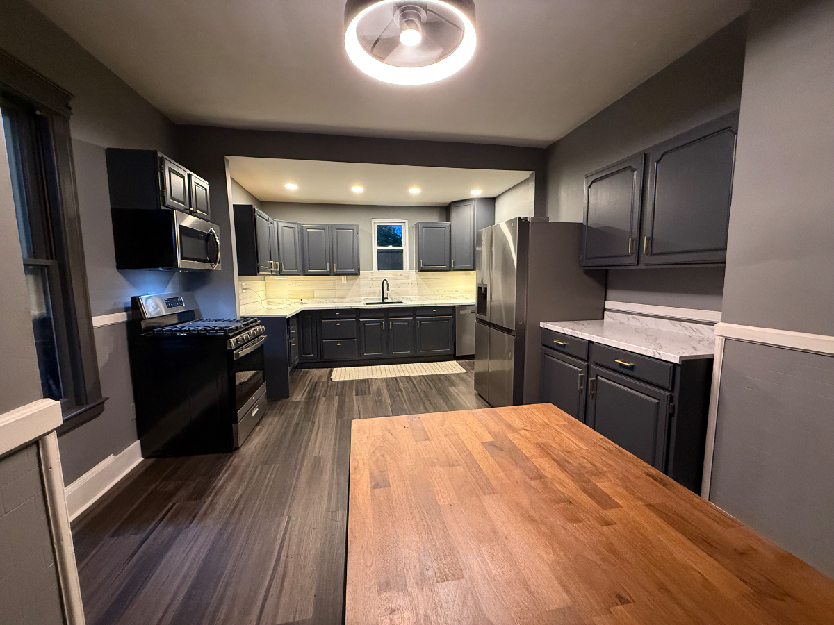 Entire House 4 bedrooms and 2 baths 2500sf living area - Photo 1