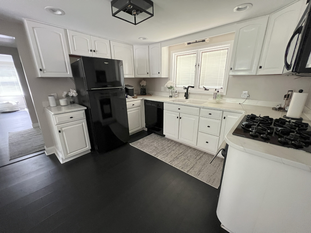 Cozy Designer Cape Cod 3 Bed Room 2 Bath Cottage Charm - Photo 8