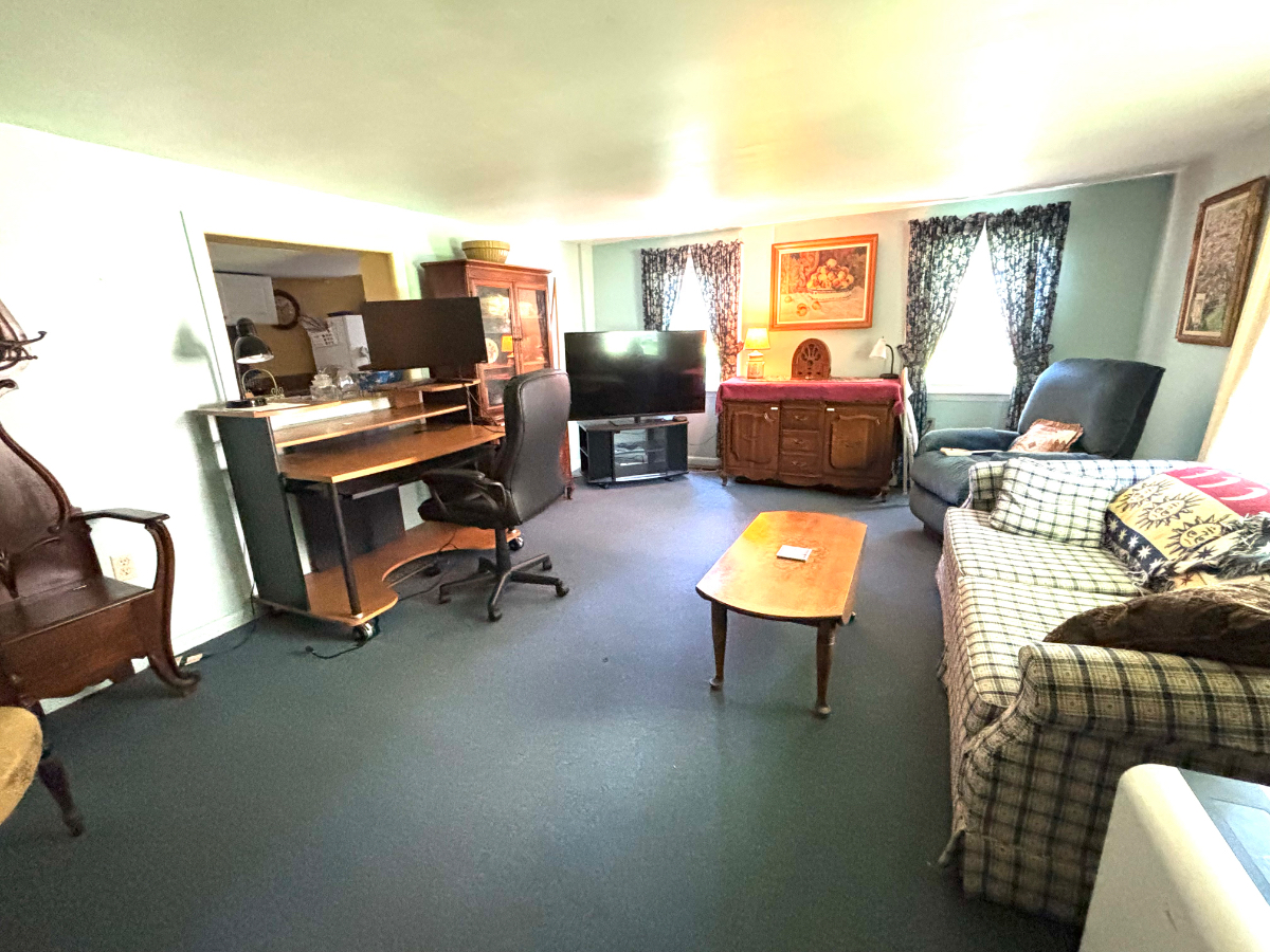 Quiet Attached Apartment on convenient suburban property - Photo 1